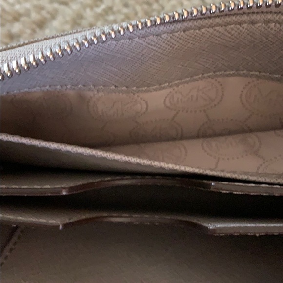 Michael Kors wristlet - Picture 7 of 9